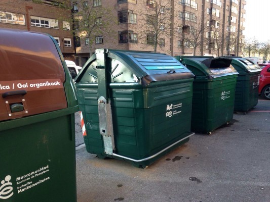El Defensor insta a la Mancomunidad de Pamplona a cobrar la basura según lo que genera cada vecino, no sobre catastro