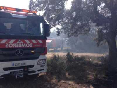 Efectivos de emergencia extinguen un incendio en Tudelilla que afecta a una yasa y a una finca particular