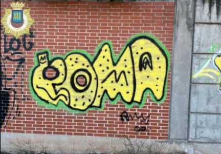 Denunciadas tres personas en Logroño por realizar pintadas vandálicas y grafitis en paredes y mobiliario urbano