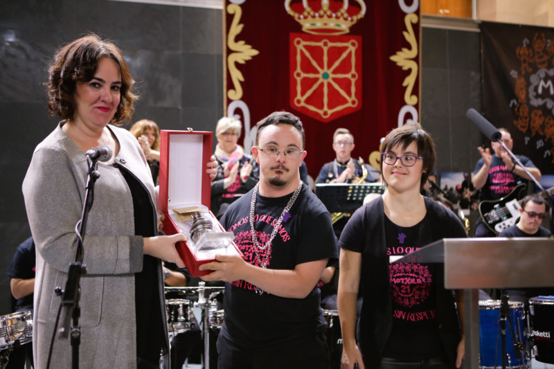 Motxila 21 ofreció un concierto en el Parlamento por el Día de Navarra