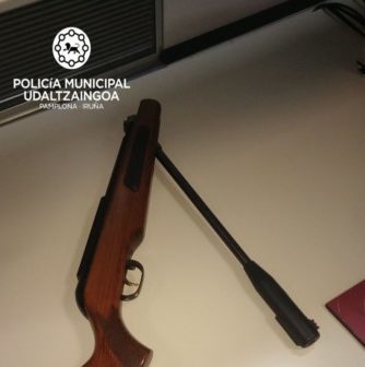 Sorprendido en Miluze cuando ocultaba una carabina dentro de un abrigo