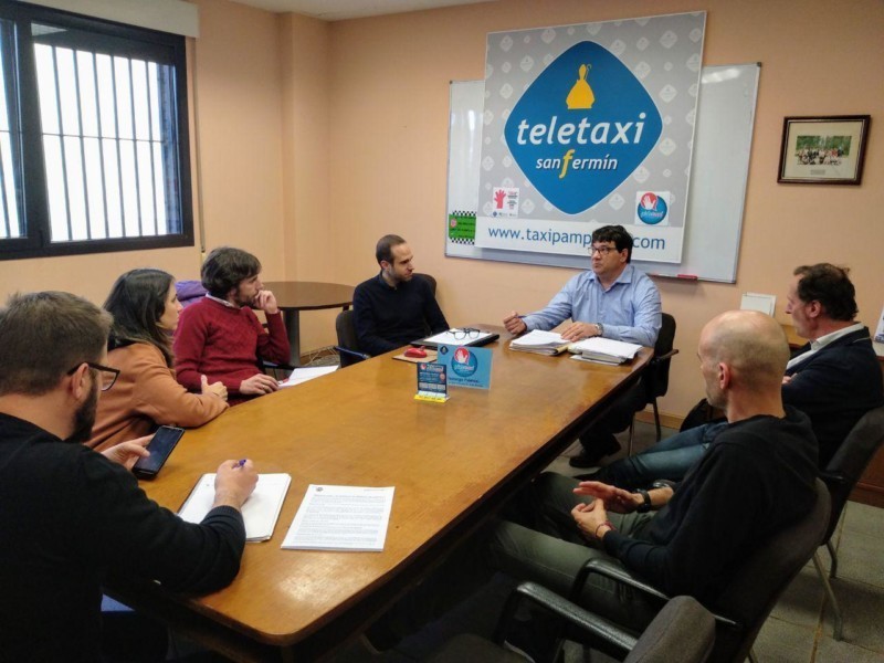 Podemos alerta de la urgente necesidad de regular el sector del taxi ante la posible llegada de Uber y Cabify a Navarra