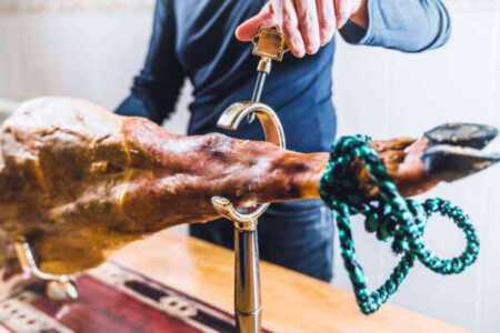 Claves para elegir los jamoneros y cuchillos ideales, de la mano de Jamón & Pico