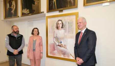 El Salón de Retratos cuenta desde hoy con el cuadro de la exalcaldesa de Logroño, Cuca Gamarra