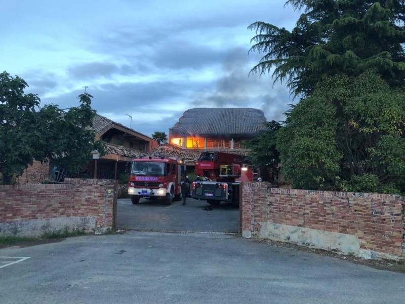 Sofocan un incendio en un convento abandonado en Aranzadi