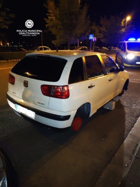 Unos cacos roban las dos ruedas del coche de un lado y lo dejan sobre un bloque de hormigón en Buztintxuri