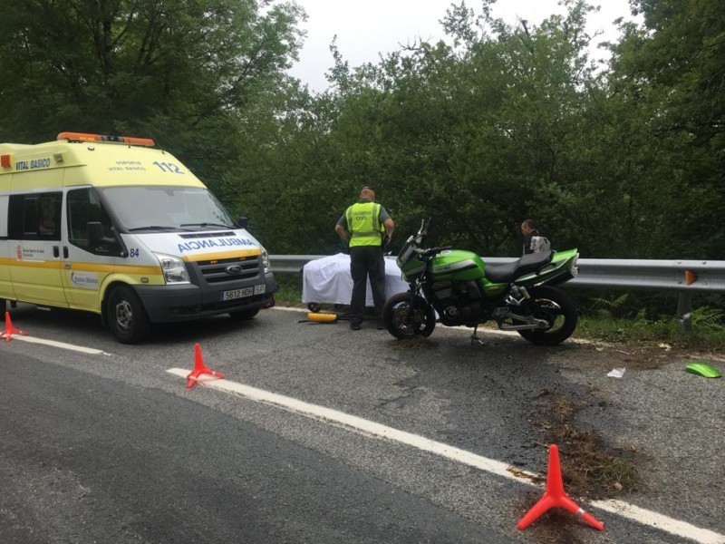 Un motorista de 26 años trasladado al Hospital Universitario de Navarra tras sufrir una caída en la N-135, en Valcarlos