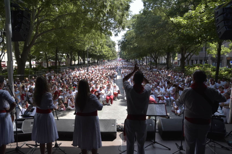 El paseo de Sarasate acoge las tardes de San Fermín, del 7 al 14 de julio, espectáculos infantiles, bertsolaris y dantzas dirigidos a un público familiar