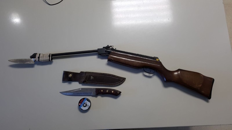 Sorprenden a un conductor con un machete y una carabina con un cuchillo atado mientras circulaba por Pamplona