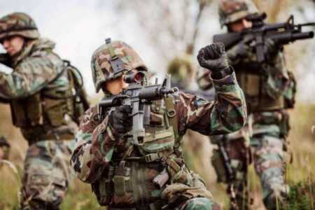 El Gobierno moviliza al Ejército en Ceuta ante la llegada masiva de migrantes a nado desde Marruecos