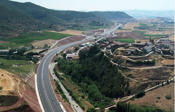 Una mujer de 29 años herida leve tras una colisión entre una furgoneta y un turismo en la A-12 en Legarda
