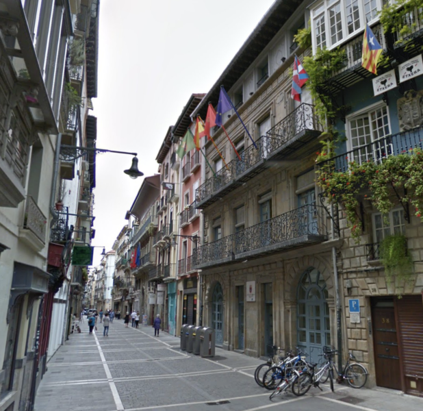 Un incendio de chimenea afecta a una viga del techo de una vivienda en la calle Zapatería de Pamplona