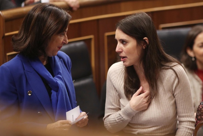 Montero discrepa de Robles y asegura que calificar de escrache el 
