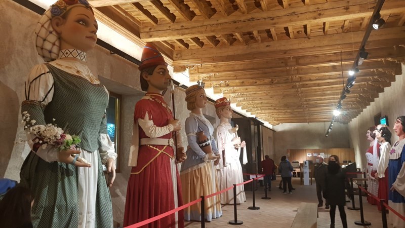 Los gigantes y cabezudos de las comparsas de los barrios de Pamplona se exponen estas Navidades en los centros Civivox Condestable e Iturrama