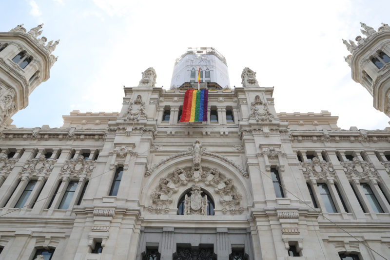 El Supremo avala colocar la bandera LGTBI en edificios públicos el Dia del Orgullo Gay por no ser un símbolo partidista