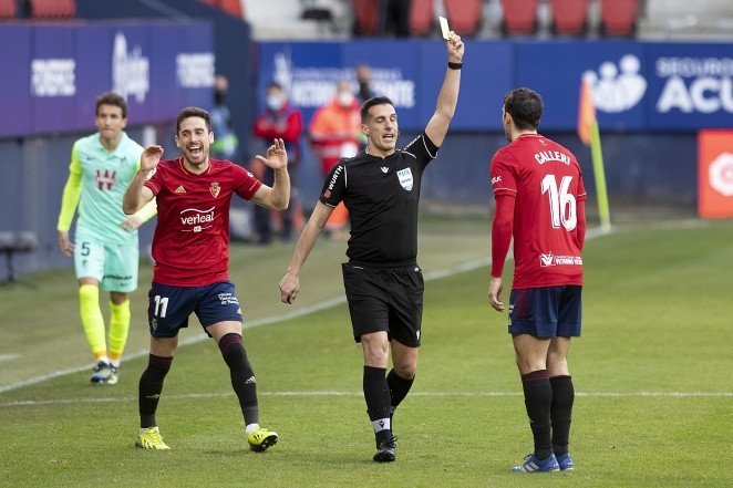 El \'robo arbitral\' contra Osasuna al descubierto: Apelación retira la tarjeta a Calleri al apreciar un “error claro y patente” del colegiado en la señalización de la falta que privó de un penalti a 