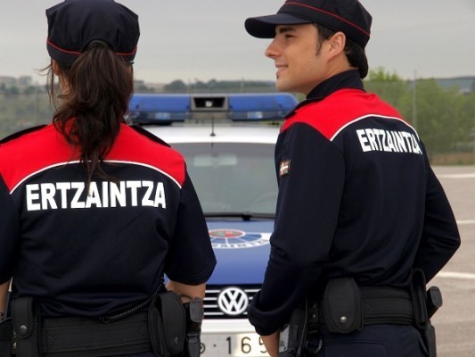 Una ertzaina libre de servicio detiene al ladrón que acababa de robar el teléfono móvil a un viandante