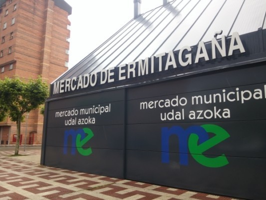 Advierten sobre las goteras en el interior del mercado de Ermitagaña