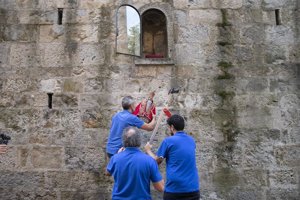 El San Fermín municipal regresa a la hornacina de la cuesta de Santo Domingo, concluidas las fiestas