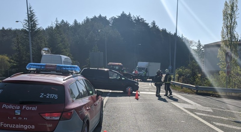 Tres heridos tras una aparatosa colisión en el cruce de Gulina