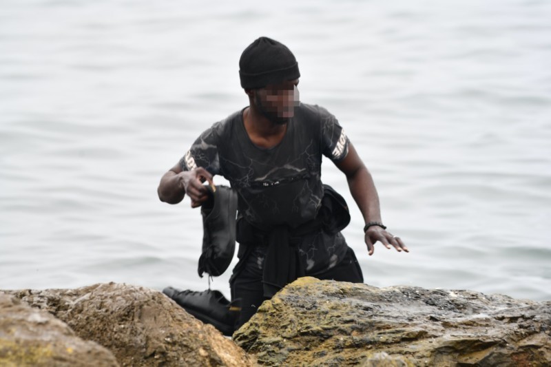 El mar vuelve a llenarse de personas a nado en Ceuta mientras sus recursos de acogida quedan desbordados