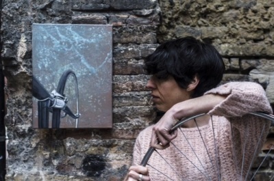 La artista pamplonesa Itxaso Razquin expone en Civivox Iturrama su proyecto ‘Biciarte’