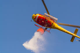 Los bomberos controlan un incendio de rastrojo en el camino de Peralta en Azagra con apoyo de helicóptero y tractores