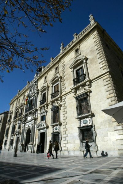 Condenada la encargada de un club de Zaragoza por obligar a ejercer la prostitución tras ofrecerle un puesto de camarera