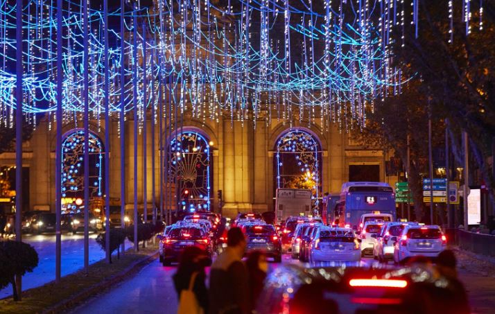 Primer fin de semana navideño en Madrid con el alumbrado de las calles, el belén de Cibeles y el ‘Price en Navidad’