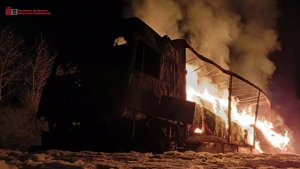 Arde un camión que transportaba una carga de madera en Etxarren