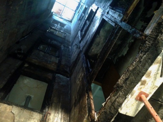 Los bomberos aconsejan no salir por la escalera si está llena de humo para evitar víctimas en incendios urbanos