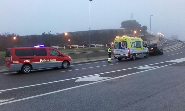 Un herido tras el vuelco de un coche en la salida de Noáin de la A21