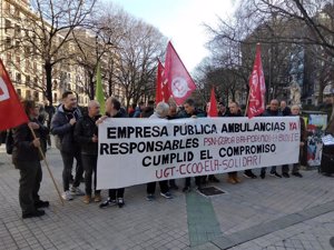 Representantes del sector de las ambulancias se concentran ante la «incertidumbre» en la creación de la empresa pública
