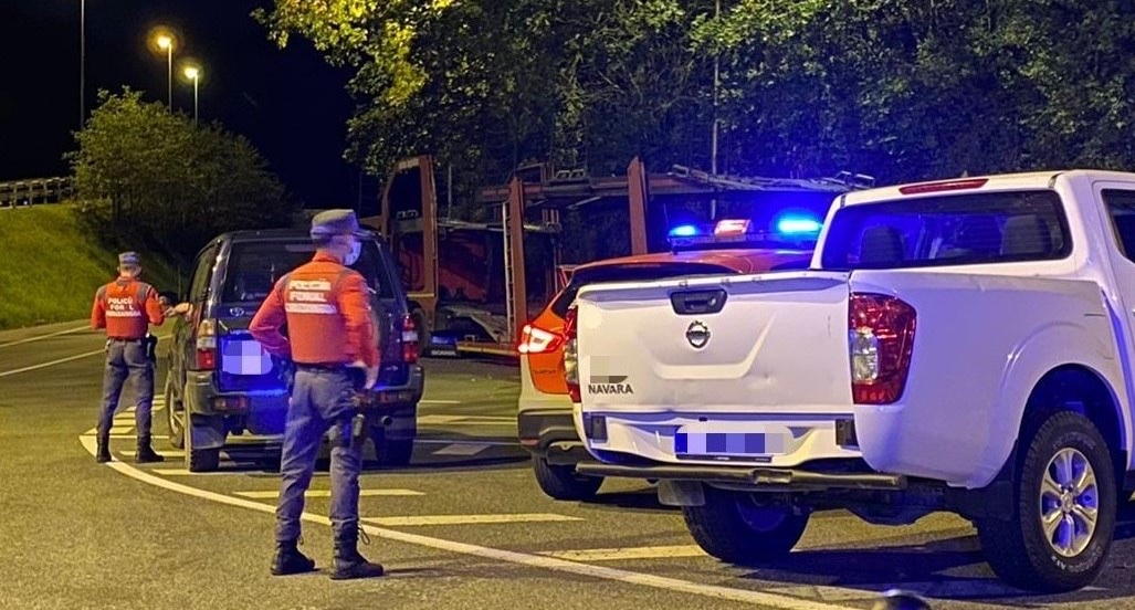Sorprendido en un control en Bortziriak drogado y circulando con un bebé de 13 meses de pasajero en su vehículo