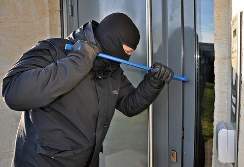 Sorprendidos dos \'cacos\' cuando intentaban asaltar una farmacia de madrugada en Santa María la Real