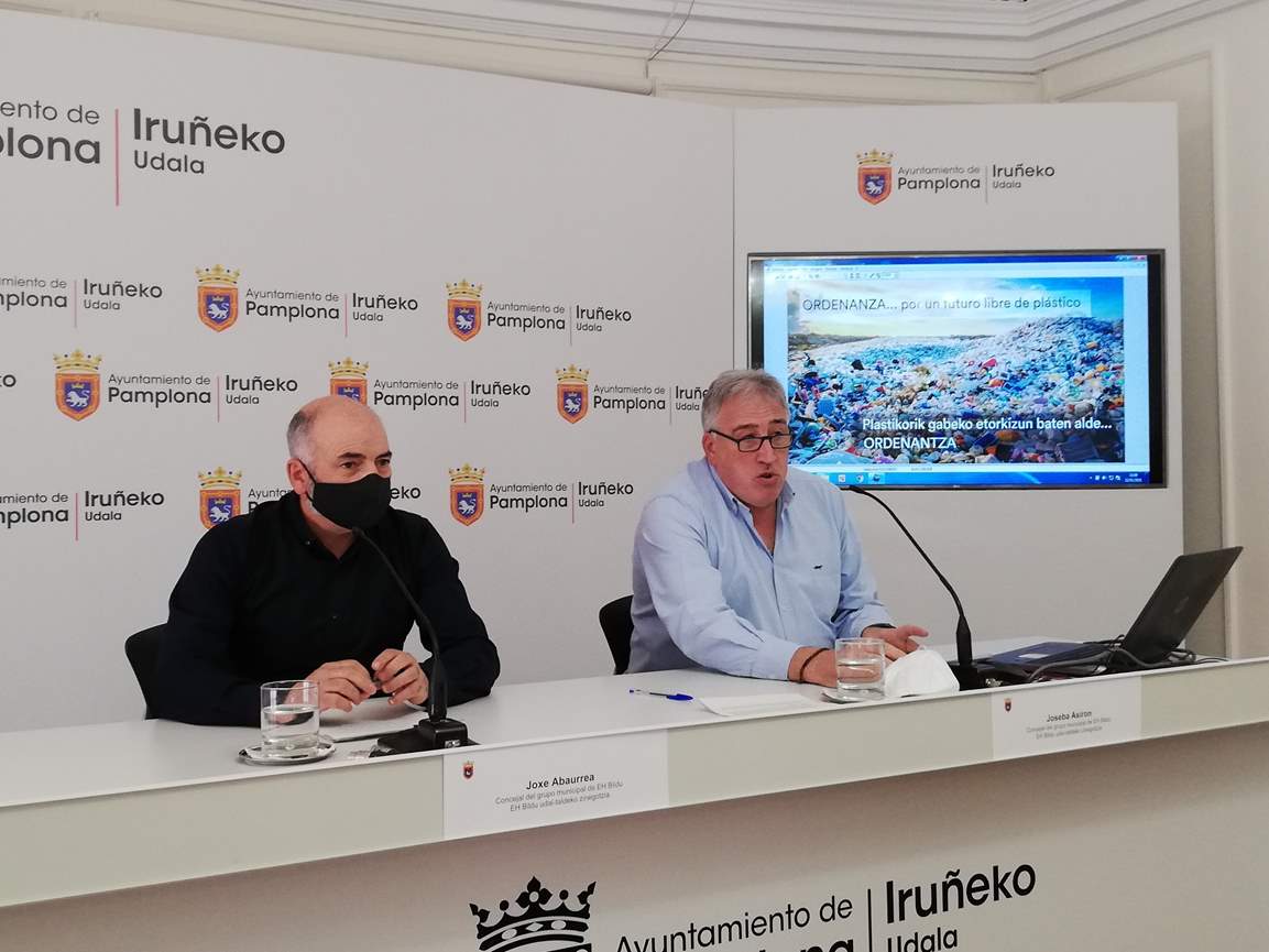 Ceniceros públicos y prohibir arrojar colillas en Pamplona, entre las propuestas de EH Bildu
