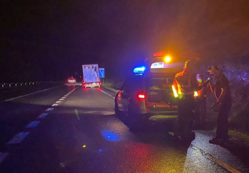 Un camionero imputado por circular en Belate sextuplicando la tasa de alcohol y con una rueda reventada