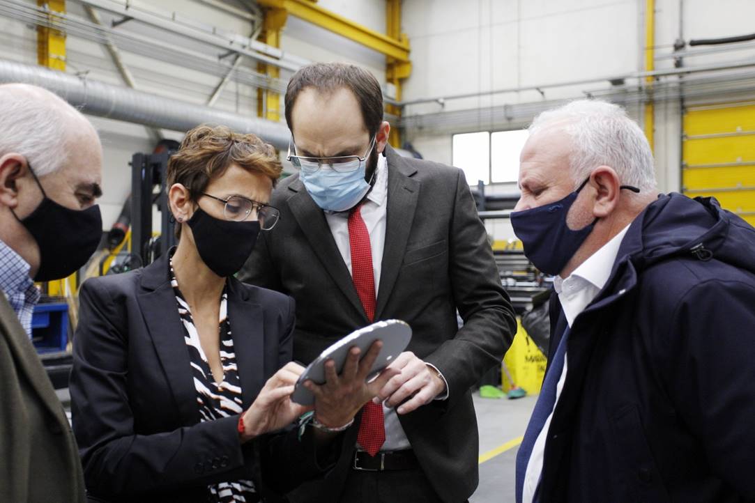La presidenta Chivite visita la empresa navarra ATP Iluminación
