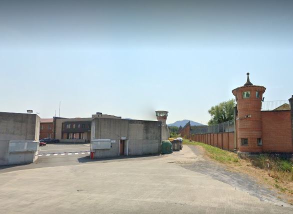 La Ertzaintza detiene a dos personas en Galdakao tras agredir a un hombre y una mujer con un punzón y una barra metálica