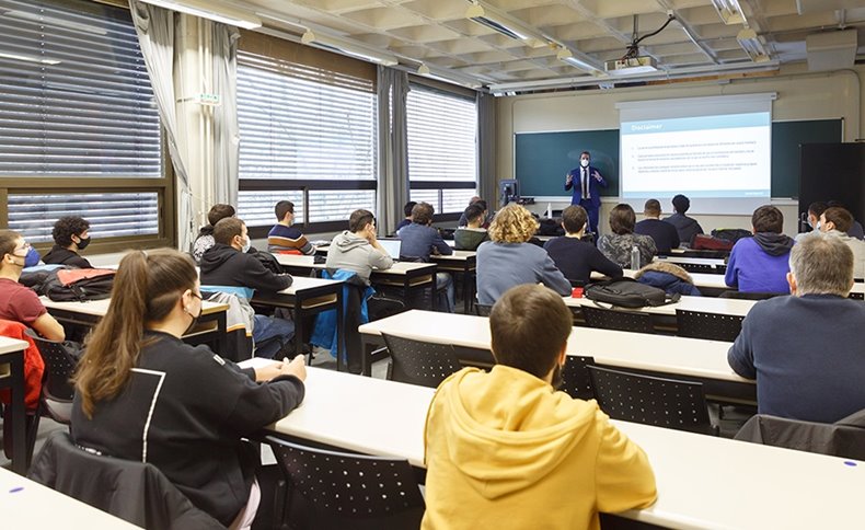 El exalumno de la UPNA Germán Idoate, ingeniero en McLaren, ofrece una charla a estudiantes de Ingeniería Mecánica