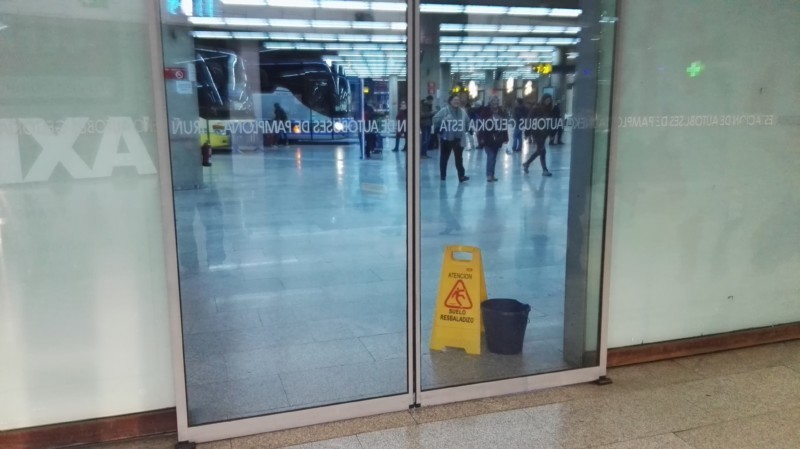 'Hartos de las goteras': Pamplona obligará a la adjudicataria de la estación de autobuses a reformar la cubierta