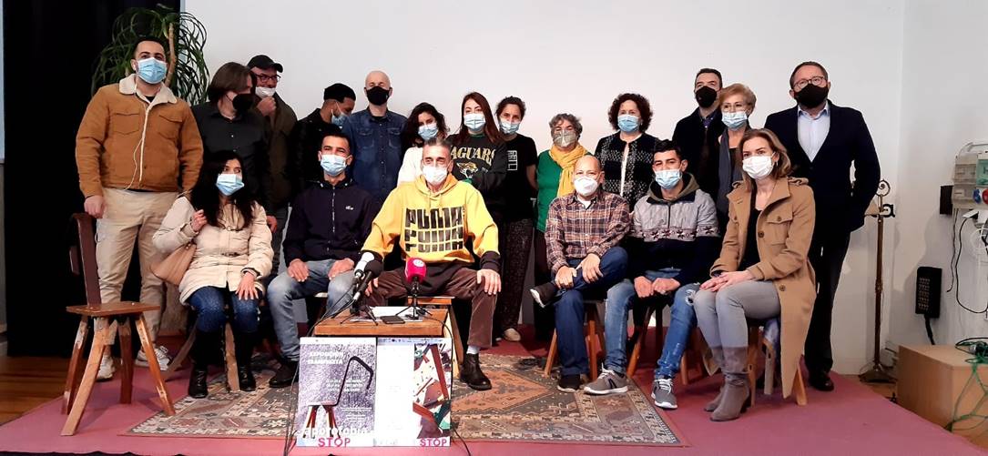 Usuarios del París 365 fabrican sillas para financiar el proyecto teatral \'Aporofobia STOP\'