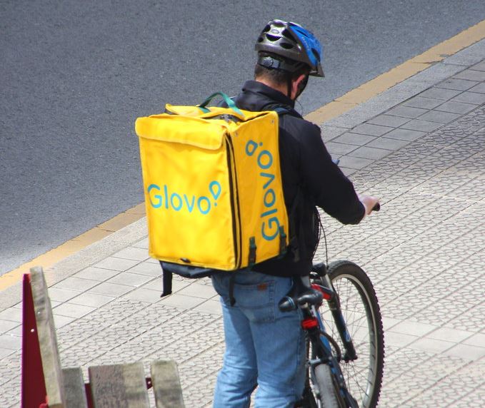 Un juzgado de Barcelona da la razón a Glovo con una sentencia polémica que critica la legislación laboral