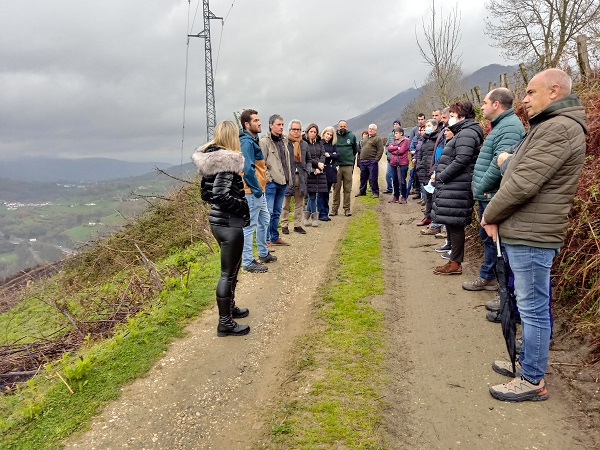 Parlamentarios visitan en Almandoz y Arizkun los emplazamientos donde se plantean sondeos para un segundo proyecto de cantera