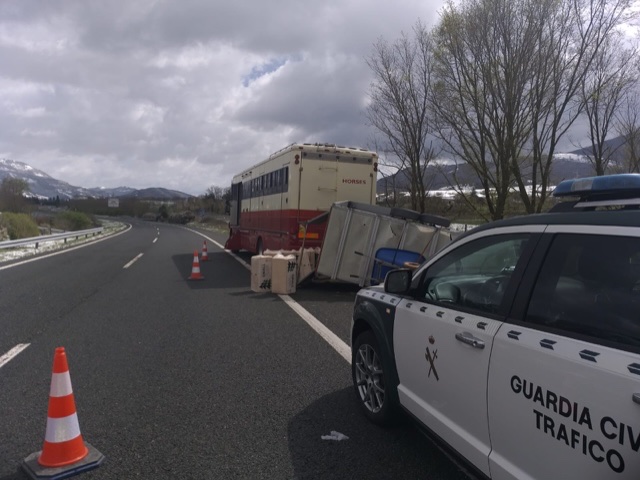 Vuelca un camion que transportaba pienso y caballos en Etxarren