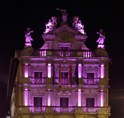 La fachada de la Casa Consistorial se ilumina este martes de morado con motivo del Día Mundial del Lupus