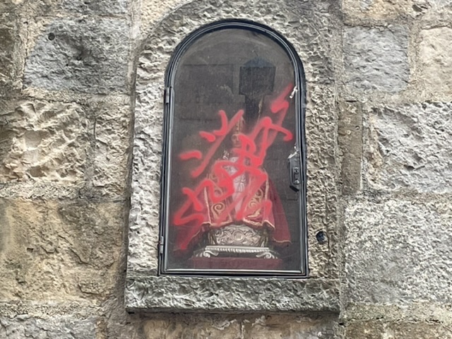Amanece vandalizada la hornacina de San Fermín en la cuesta de Santo Domingo