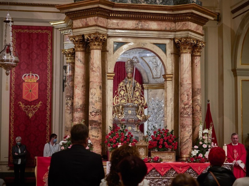 La segunda misa de la Escalera de 2026 honra a la bordadora Mari Carmen Goldaraz en la capilla de San Fermín