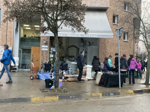 El teatro solidario con los comercios afectados por la riada de la Rotxapea recauda 1.400 euros