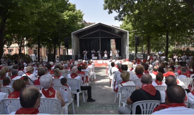 El paseo de Sarasate acoge, en doble cita por la mañana y por la tarde, conciertos, recitales de jotas, exhibición de danzas, teatro infantil y bertsolaris para un público familiar